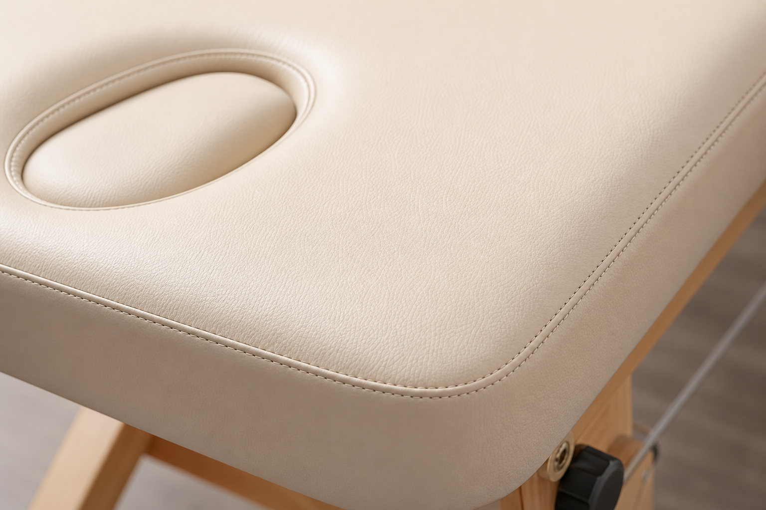 Detailaufnahme SOLENI Massageliege Polsterung, hochwertige PU-Lederoberfläche mit präziser Verarbeitung Made in Germany