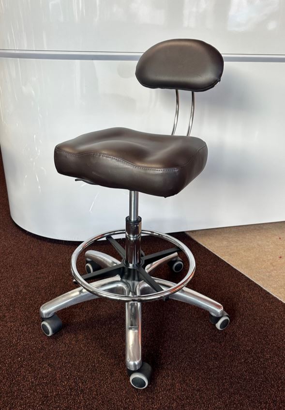 Ergonomischer Arbeitshocker I Braun – Ausstellungsstück mit verstellbarer Sitzhöhe & Rückenlehne