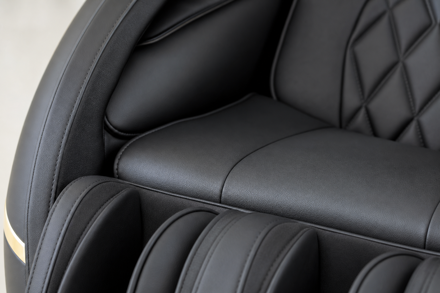 Detailansicht Kunstlederbezug eines professionellen Massagestuhls, hygienisch, abwischbar, langlebig
